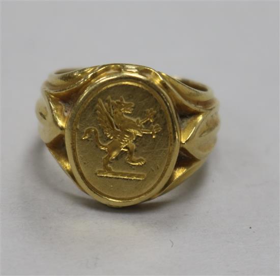 An 18ct gold signet ring with crest-engraved matrix, size N.
